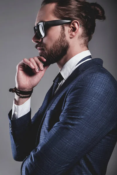 Guapo moda elegante hipster hombre de negocios modelo vestido con elegante traje azul —  Fotos de Stock