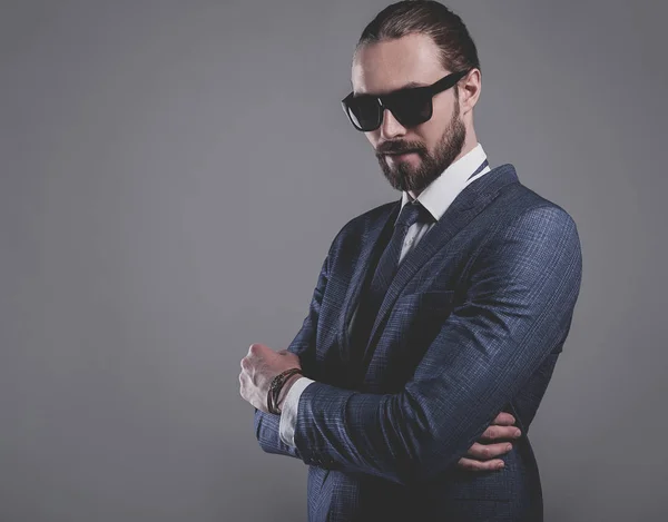 Guapo moda elegante hipster hombre de negocios modelo vestido con elegante traje azul — Foto de Stock