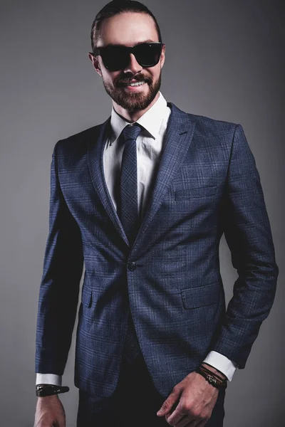 Guapo moda elegante hipster hombre de negocios modelo vestido con elegante traje azul —  Fotos de Stock
