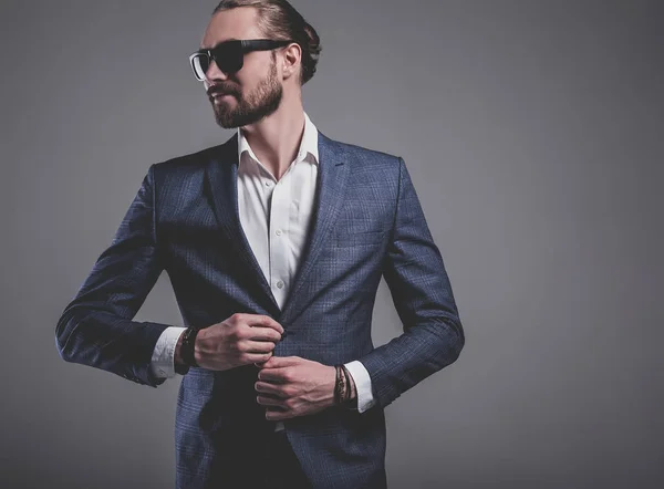 Knappe stijlvolle hipster zakenman fotomodel gekleed in elegante blauwe pak — Stockfoto