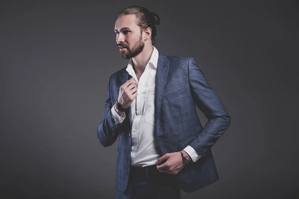 Knappe stijlvolle hipster zakenman fotomodel gekleed in elegante blauwe pak — Stockfoto