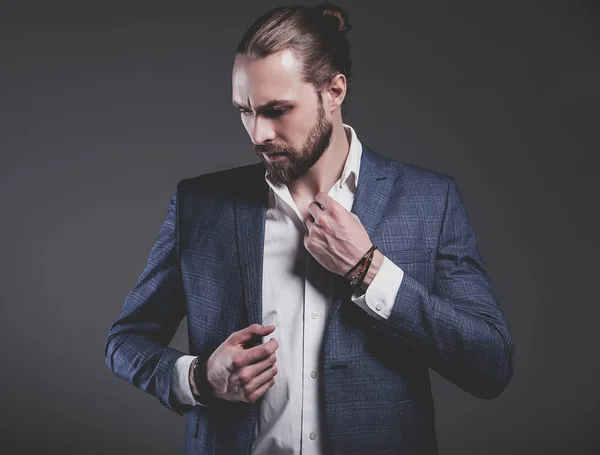 Guapo moda elegante hipster hombre de negocios modelo vestido con elegante traje azul —  Fotos de Stock