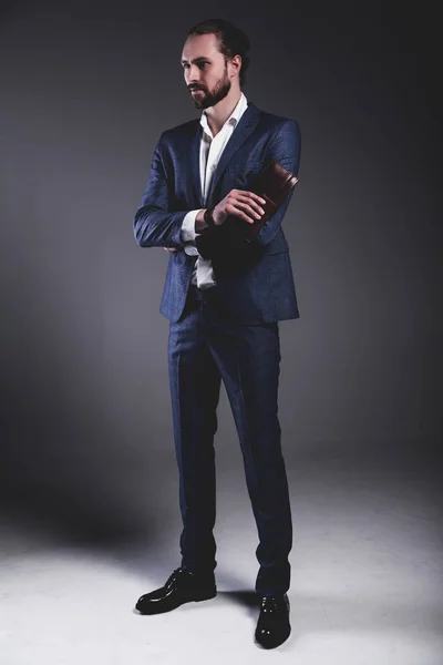 Przystojny biznesmen modelka stylowe hipster ubrany w elegancki garnitur niebieski — Zdjęcie stockowe