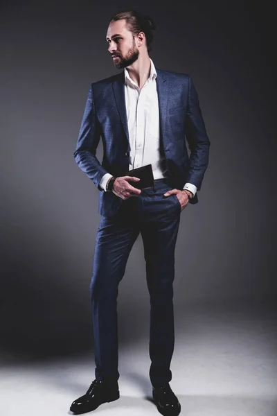 Hübsche Mode stilvolles Hipster-Geschäftsmann-Model im eleganten blauen Anzug — Stockfoto