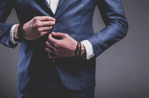 Młody biznesmen modelu przystojny mężczyzna ubrany w elegancki garnitur niebieski z akcesoriami na ręce — Zdjęcie stockowe