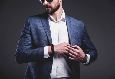 ellerinde aksesuarlarla zarif mavi elbiseli giyinmiş genç işadamı yakışıklı modeli adam 