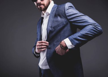 ellerinde aksesuarlarla zarif mavi elbiseli giyinmiş genç işadamı yakışıklı modeli adam 