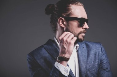 yakışıklı moda şık hipster işadamı modeli gri arka plan üzerinde poz zarif Mavi takım elbise giymiş