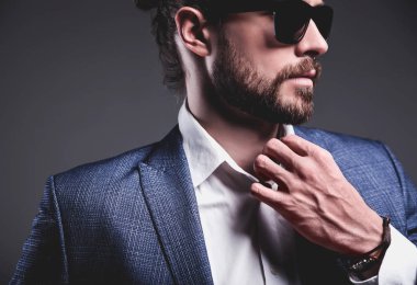 yakışıklı moda şık hipster işadamı modeli gri arka plan üzerinde poz zarif Mavi takım elbise giymiş