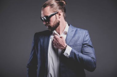 yakışıklı moda şık hipster işadamı modeli gri arka plan üzerinde poz zarif Mavi takım elbise giymiş
