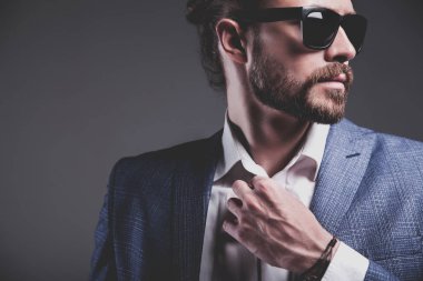 yakışıklı moda şık hipster işadamı modeli gri arka plan üzerinde poz zarif Mavi takım elbise giymiş