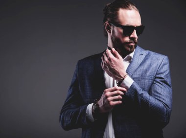 yakışıklı moda şık hipster işadamı modeli gri arka plan üzerinde poz zarif Mavi takım elbise giymiş