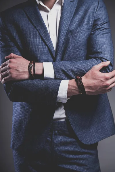 Ellerinde aksesuarlarla zarif mavi elbiseli giyinmiş genç işadamı yakışıklı modeli adam — Stok fotoğraf