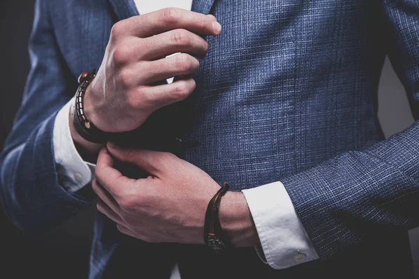 Joven hombre de negocios guapo modelo hombre vestido con elegante traje azul con accesorios en las manos —  Fotos de Stock