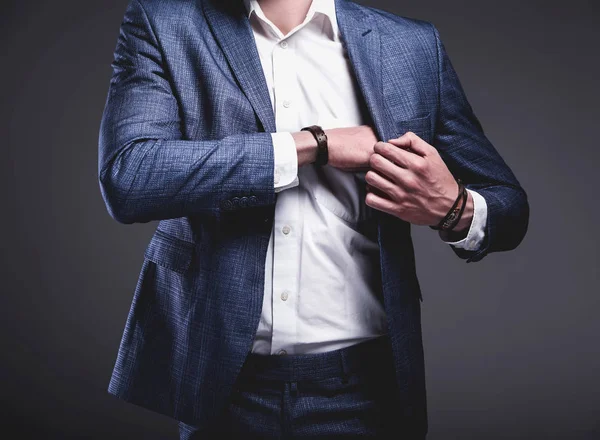 Junger Geschäftsmann schöner Modell Mann in elegantem blauen Anzug mit Accessoires an den Händen — Stockfoto