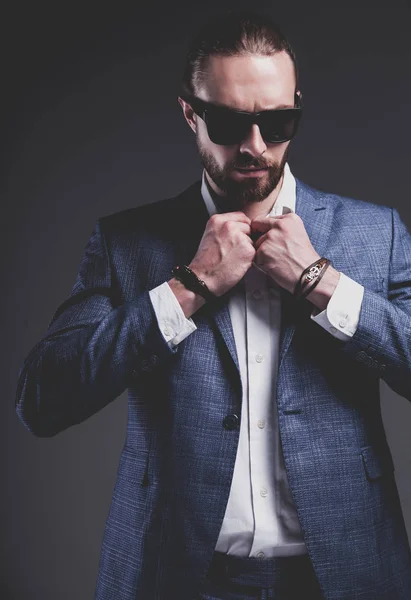 Joven hombre de negocios guapo modelo hombre vestido con elegante traje azul con accesorios en las manos —  Fotos de Stock