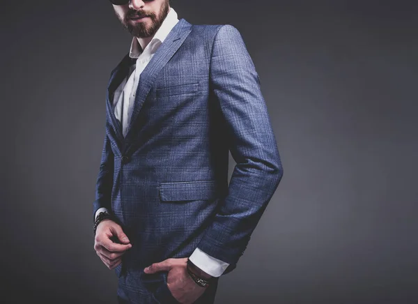 Joven hombre de negocios guapo modelo hombre vestido con elegante traje azul con accesorios en las manos —  Fotos de Stock