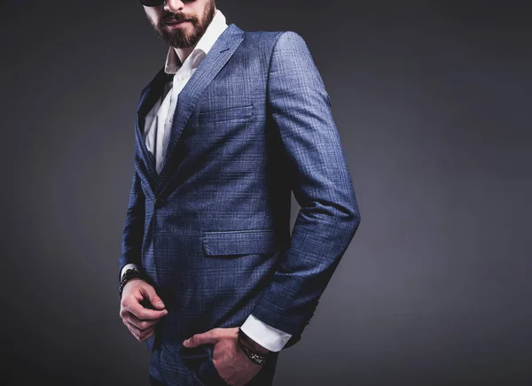 Giovane uomo d'affari bel modello uomo vestito in elegante abito blu con accessori su mani — Foto Stock