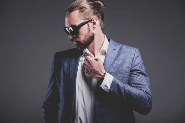 회색 배경에 포즈 우아한 블루 정장 입은 잘생긴 패션 유행 hipster 사업 모델 — 스톡 사진