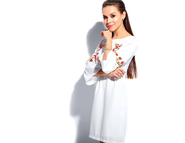 Gyönyörű kaukázusi csípő modell nyári ruha stúdió — Stock Fotó