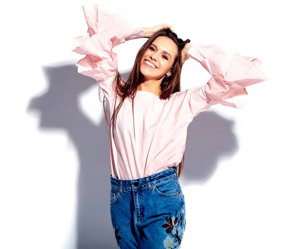 Hermosa modelo hipster caucásico en ropa de verano en el estudio — Foto de Stock