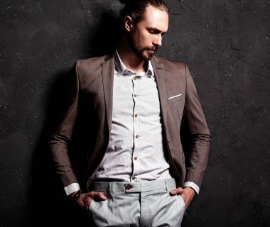 Kahverengi elbiseli erkek modeli