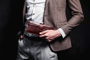 çanta tutan takım elbiseli adam