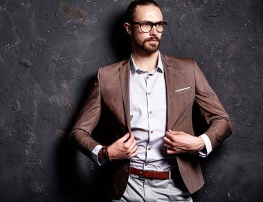 adam gözlük ve kahverengi ceket 