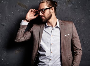 takım elbise ve gözlük sakallı