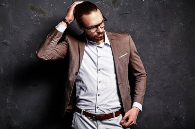 takım elbise ve gözlük sakallı