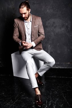 Takım elbiseli uzun saçlı erkek modeli