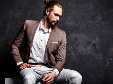 kahverengi takım elbise giymiş erkek modeli