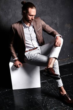 Takım elbiseli uzun saçlı erkek modeli