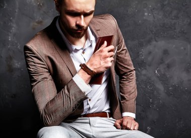 kahverengi takım elbise giymiş erkek modeli