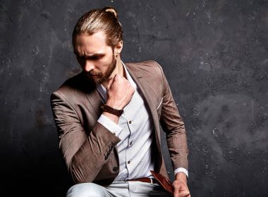 kahverengi takım elbise giymiş erkek modeli