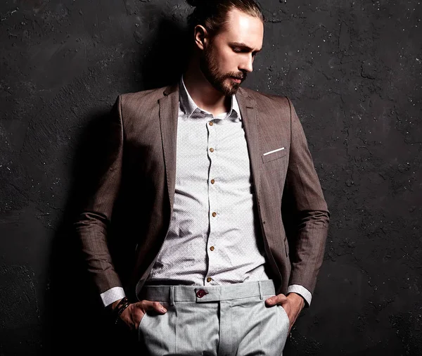 Manlig modell i brun kostym — Stockfoto
