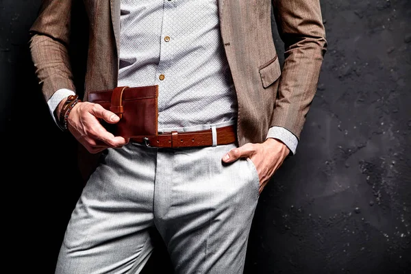 Man in suit holding purse — Stock Photo, Image