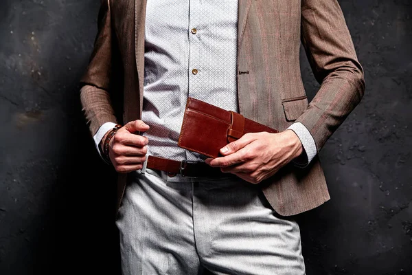 Guapo moda elegante hipster hombre de negocios modelo vestido con elegante traje marrón — Foto de Stock