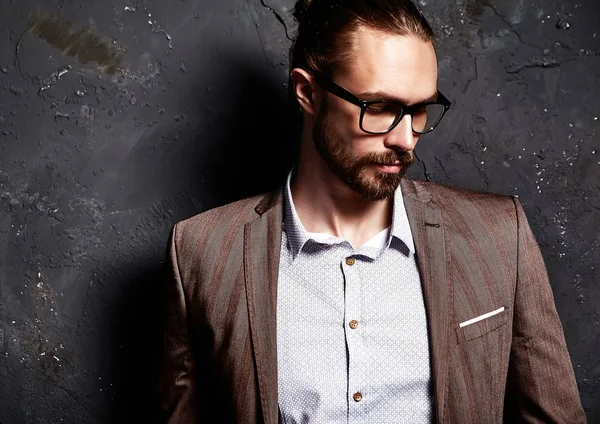 Männliches Modell in Brille und Anzug — Stockfoto