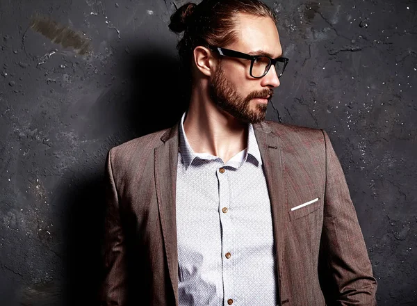 Bardaklarda sakallı erkek modeli — Stok fotoğraf