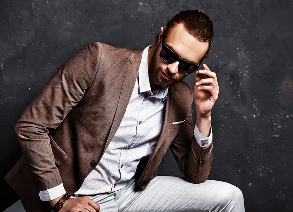 Uomo d'affari in abito marrone in occhiali da sole — Foto Stock
