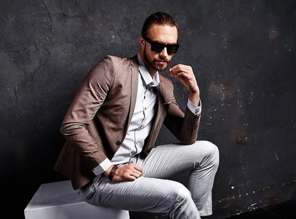 Uomo d'affari in abito marrone in occhiali da sole — Foto Stock