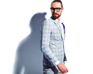yakışıklı şık hipster işadamı manken portresi üzerinde beyaz izole zarif ışık mavi takım elbise giymiş