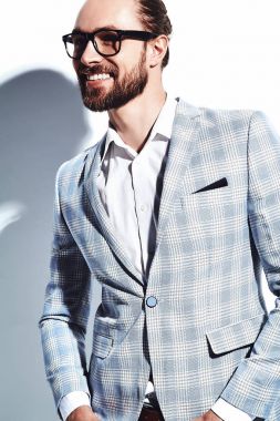 yakışıklı şık hipster işadamı manken portresi üzerinde beyaz izole zarif ışık mavi takım elbise giymiş