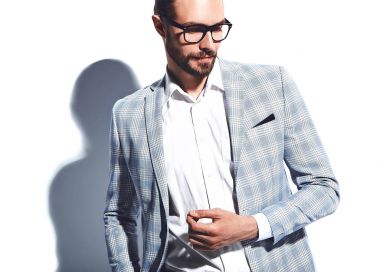 yakışıklı şık hipster işadamı manken portresi üzerinde beyaz izole zarif ışık mavi takım elbise giymiş