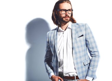 yakışıklı şık hipster işadamı manken portresi üzerinde beyaz izole zarif ışık mavi takım elbise giymiş