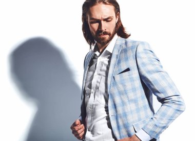 yakışıklı şık hipster işadamı manken portresi üzerinde beyaz izole zarif ışık mavi takım elbise giymiş