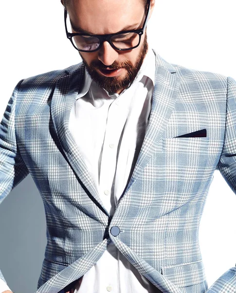 Retrato de moda elegante hipster hombre de negocios modelo vestido con elegante traje azul claro aislado en blanco — Foto de Stock