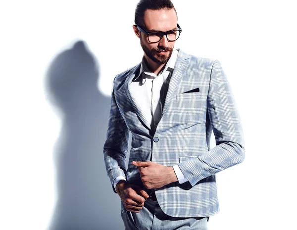Portret de moda elegant hipster om de afaceri model îmbrăcat în elegant costum albastru deschis izolat pe alb — Fotografie, imagine de stoc