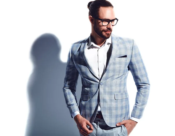 Retrato de moda elegante hipster hombre de negocios modelo vestido con elegante traje azul claro aislado en blanco —  Fotos de Stock